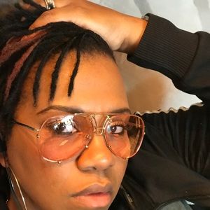 Meet your Posher, Rae-shell